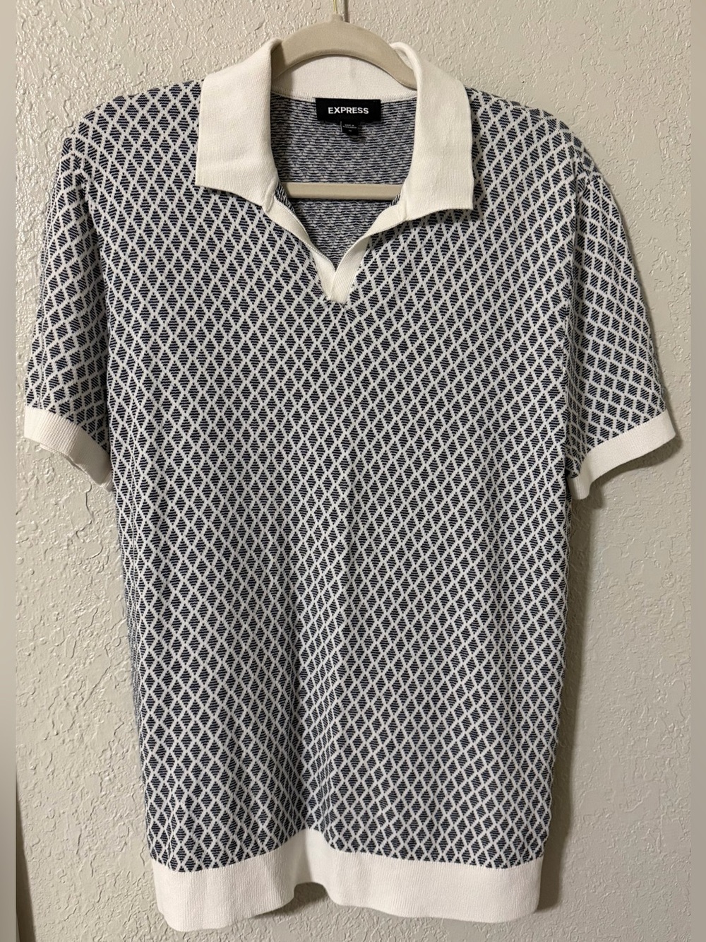 Men’s Express Short Sleeve Knit Polo- White Patterned Knit Polo